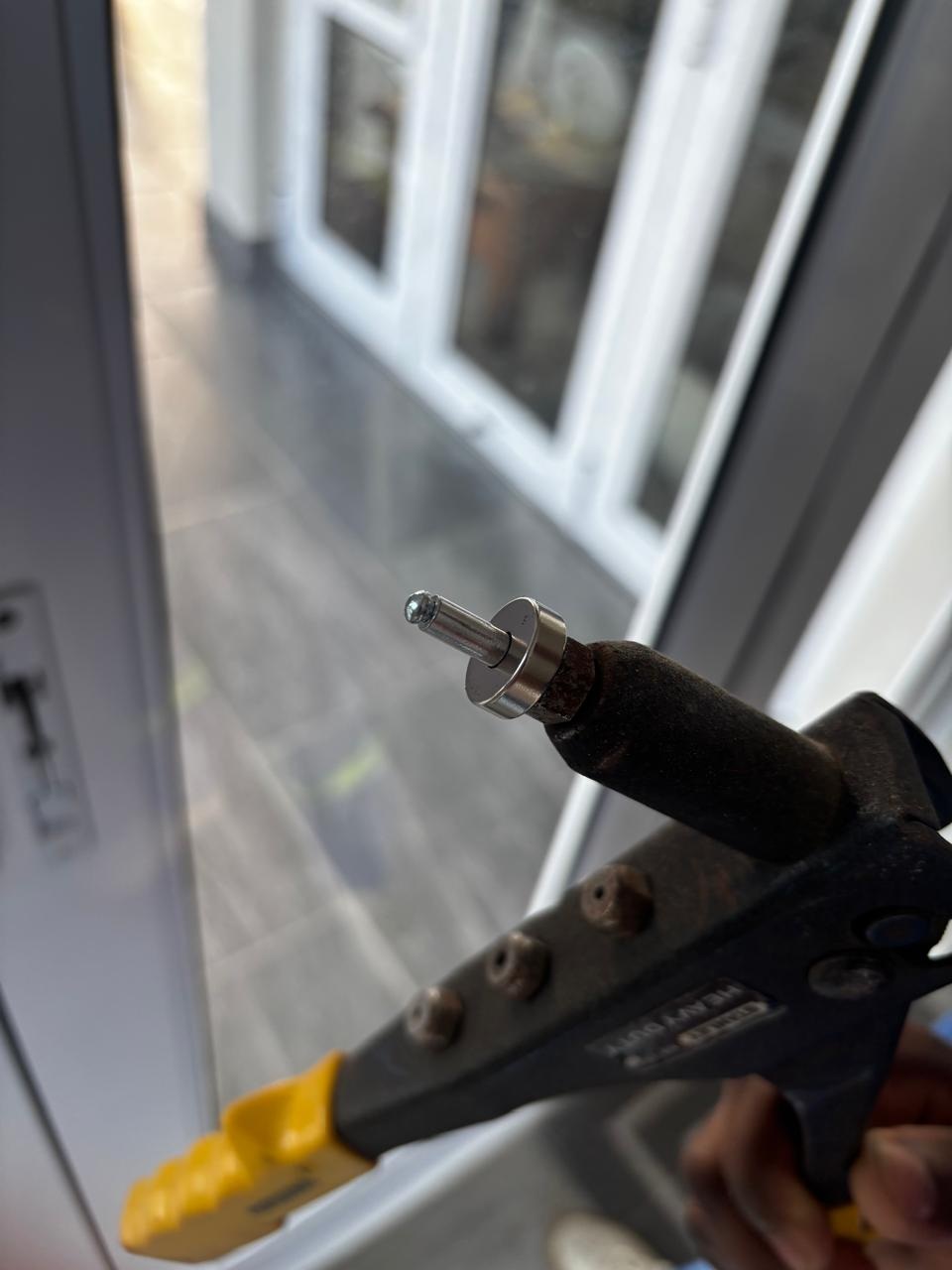 Countersunk rivet and countersunk round magnet fitted to a rivet gun